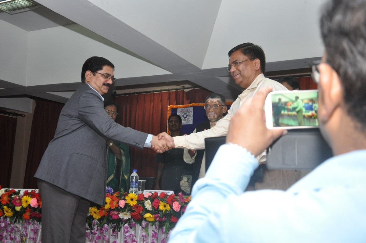 ExchangingMoUwithTISSGuwahatiinpresenceofShriSantoshGangwarHonbleUnionMinisterforLabourEmploymment