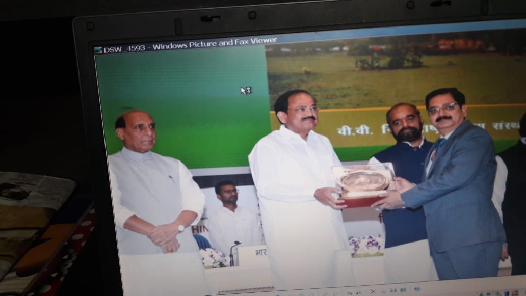 Hon'ble Vice-President presenting the Award